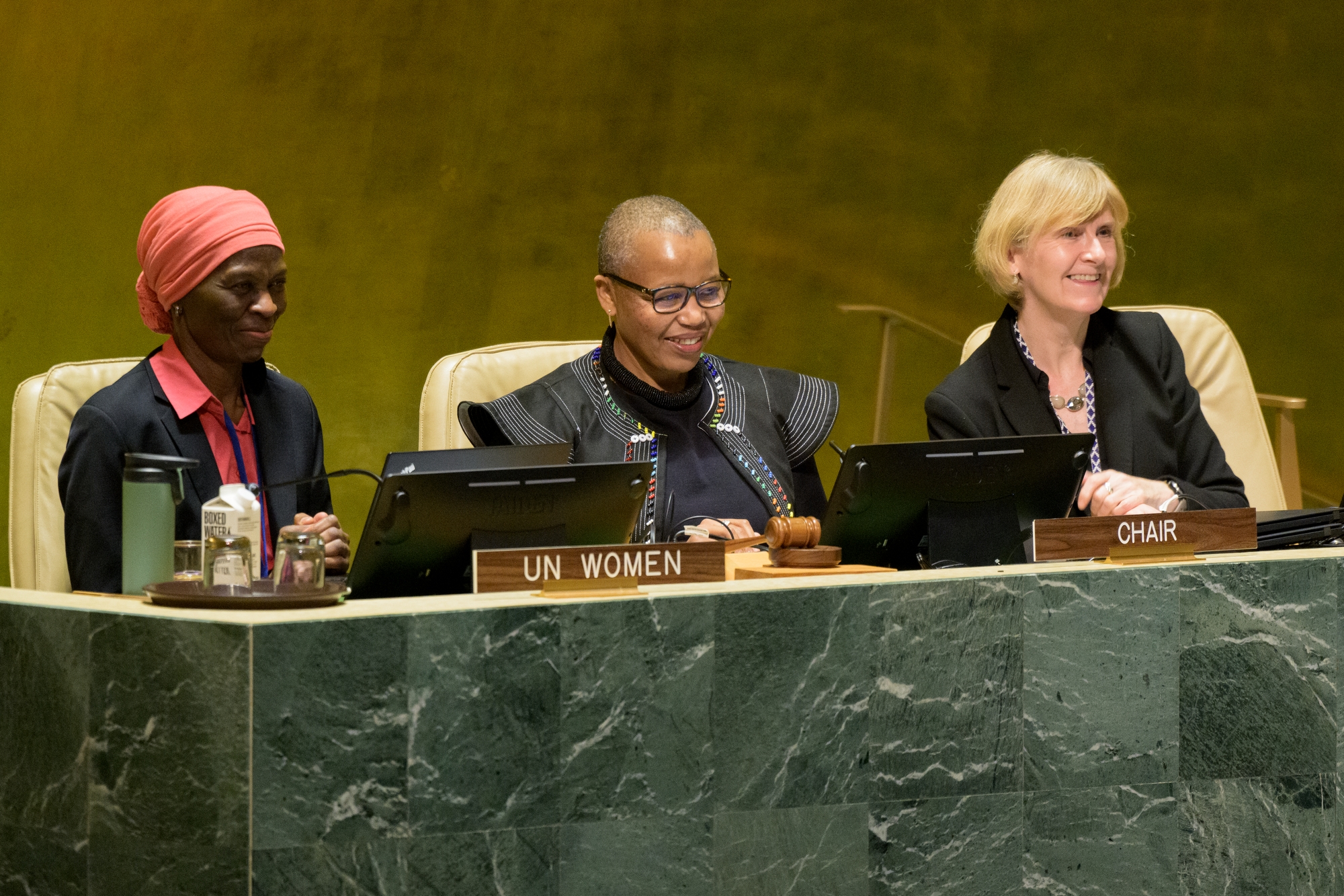 Sør-Afrikas FN-ambassadør Mathu Joyini (i midten), er president av FNs kvinnekommisjons 67.  sesjon, som varer fra 6. til 17. mars 2023. Her åpner hun Kommisjonen. Foto: UN Photo/ Manuel Elías.